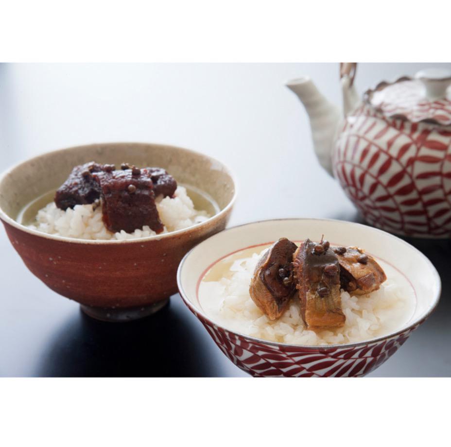 2つの茶碗に入った2種類の魚を使ったお茶漬けと急須