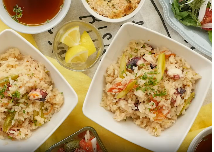 白いスクエアタイプの皿に盛られた洋風タコ飯