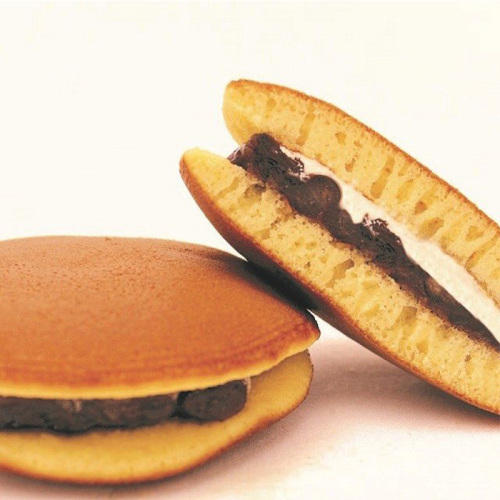カットされた塩バターどら焼きと丸のままの塩バターどら焼きが置かれている
