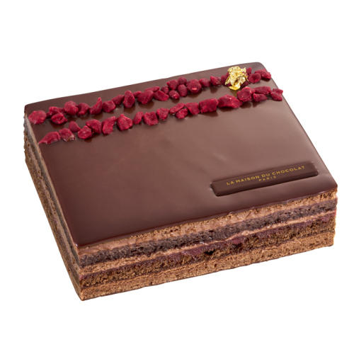 長方形型のチョコレートケーキ。