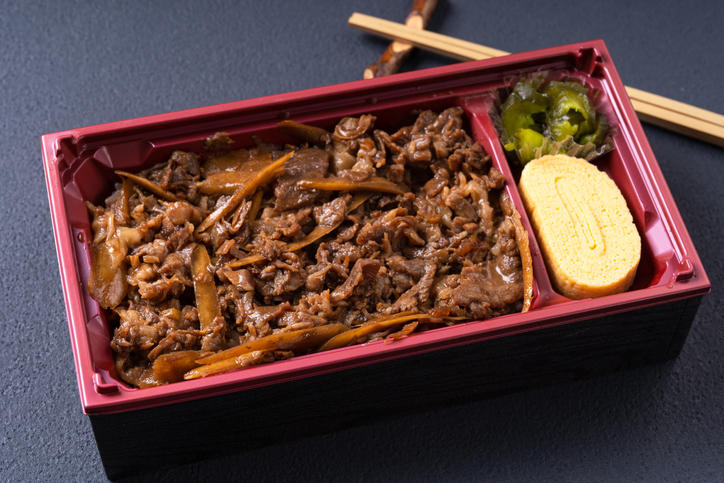 牛肉の甘辛煮と卵焼きが入った弁当