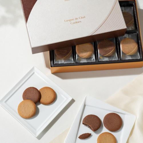チョコレートクッキーがのった白い皿とギフトボックス。