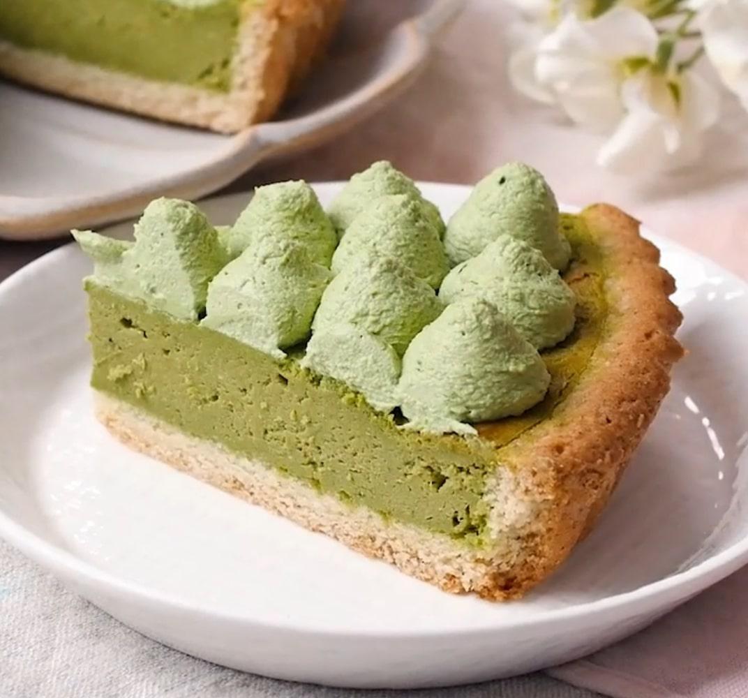 白い丸皿に乗った1ピースの抹茶を使ったタルト