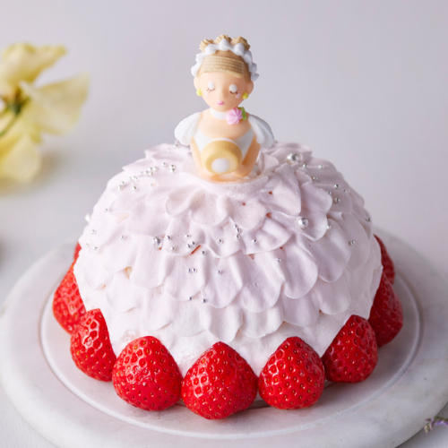 ピンク色のプリンセス型のケーキ。