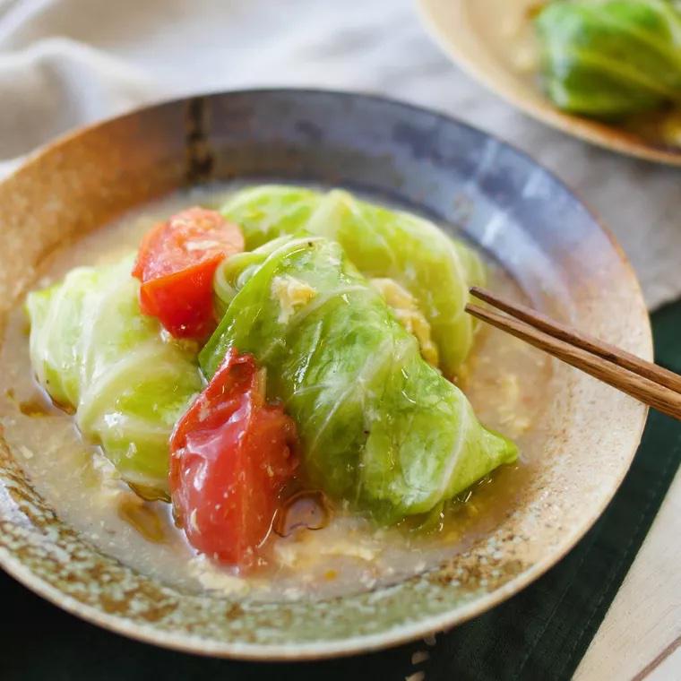あつあつの中華風あんかけをかけたロールキャベツ風冷凍餃子