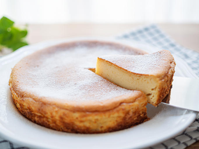 自家製チーズケーキを切り分けている