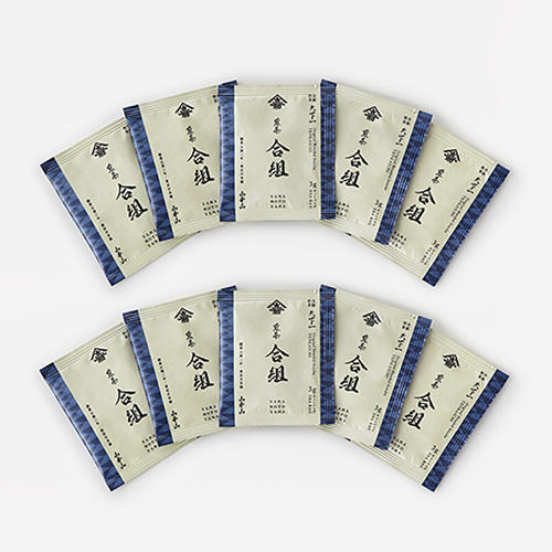 白いテーブルに並べられた「山本山」のブレンド煎茶のティーバッグ 10袋