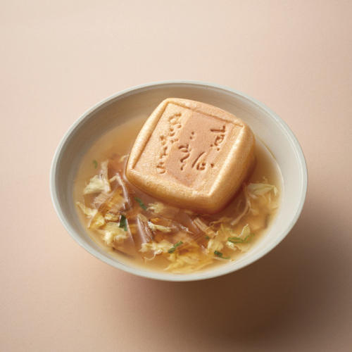白い器に、ふかひれ入りの最中お吸い物が入っている。
