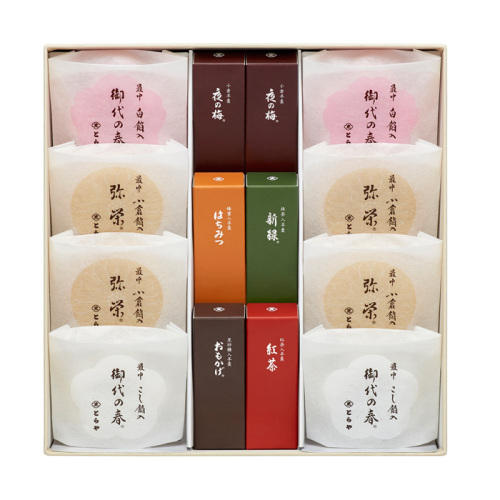 白い箱に入ったとらやの羊羹6つと最中8つの詰め合わせ