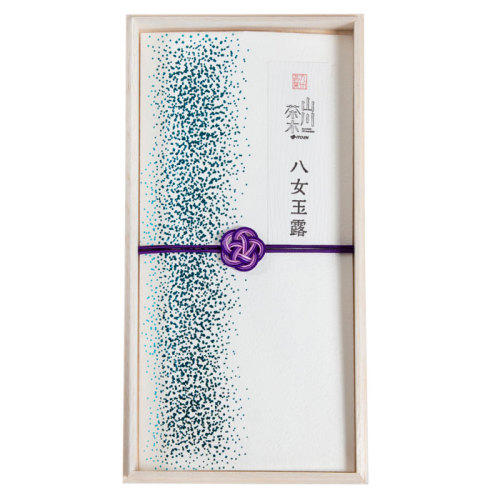 紫色の水引帯が付いた茶葉のパッケージ。