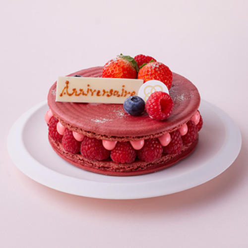 フランボワーズが挟まったピンク色のマカロンケーキ