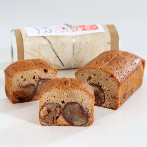 和栗の甘露煮が入ったパウンドケーキが置かれている