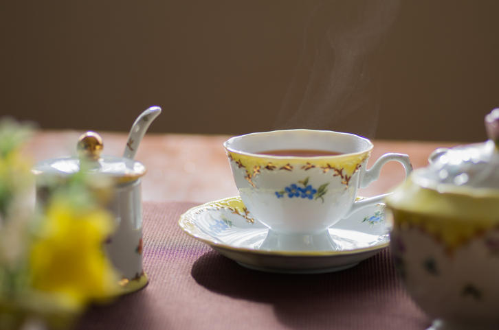 青い花柄のティーカップに紅茶が注がれている