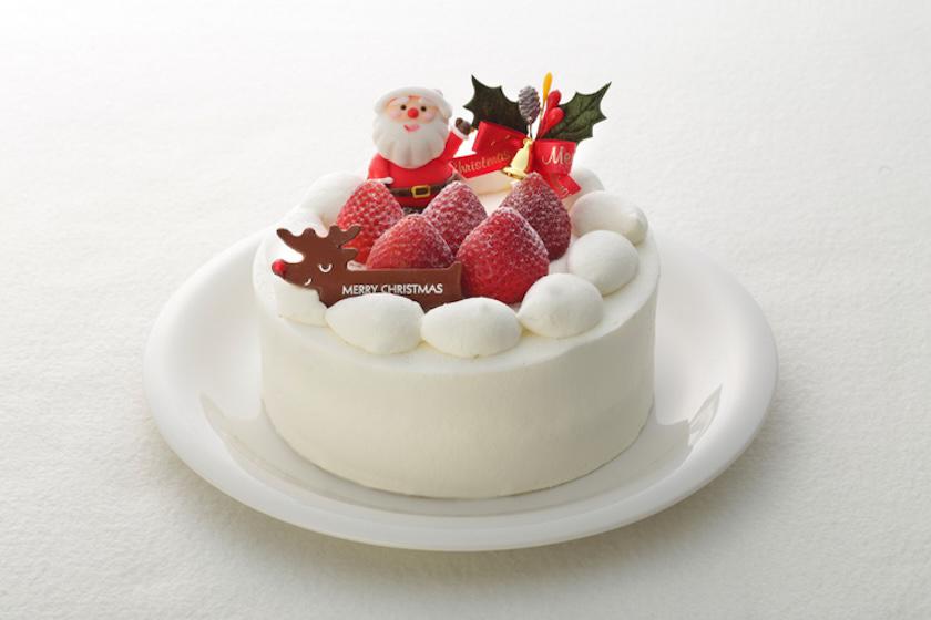 いちご、砂糖菓子のサンタクロースがのったホールサイズの白いショートケーキ。