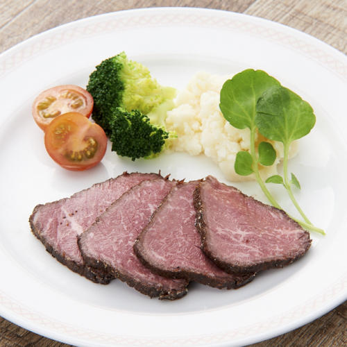 野菜と一緒に白い皿に盛られた銀閣寺大西のふぞろいのローストビーフ