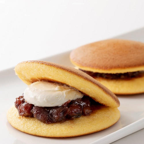 バタークリームと粒あんを挟んだ弘乳舎トーキョーの「塩バターどら焼き」