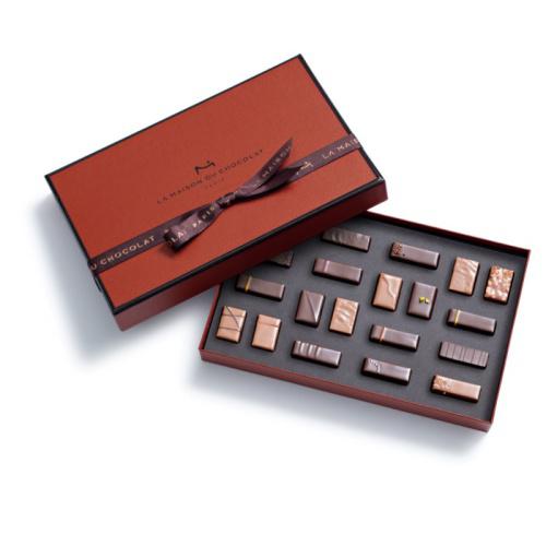20粒のチョコレートが入った茶色のボックス。