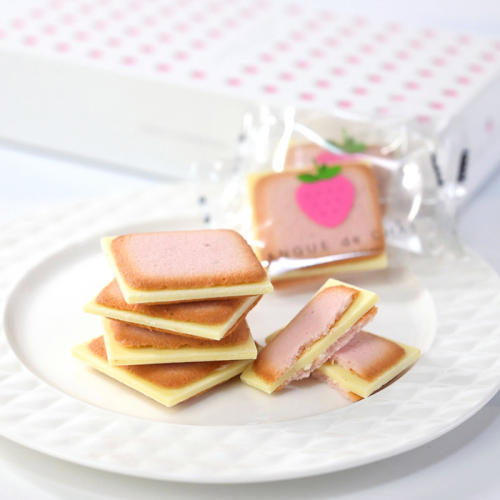 白い皿にのったいちご味のラングドシャ