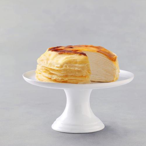 白い皿にのったカサネオの「ミルクレープ はじまり 12cm フローズン」