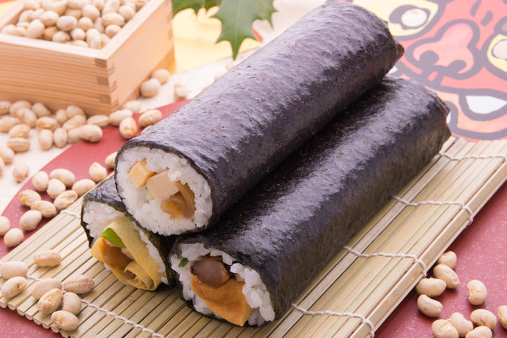 まきすの上に置かれた恵方巻と升に入れられた福豆