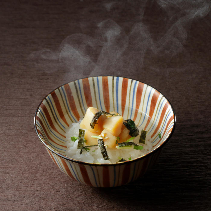 お茶碗に入った京都吉兆の貝柱茶漬が置かれている