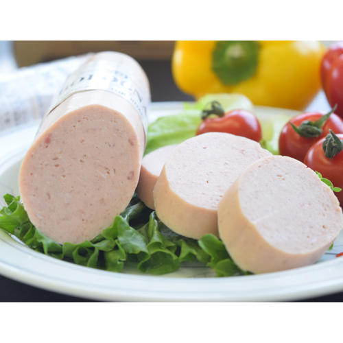 スライスしたボロニアソーセージに野菜が添えられている。