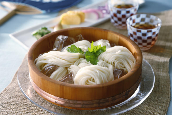桶に盛られた茹で素麺