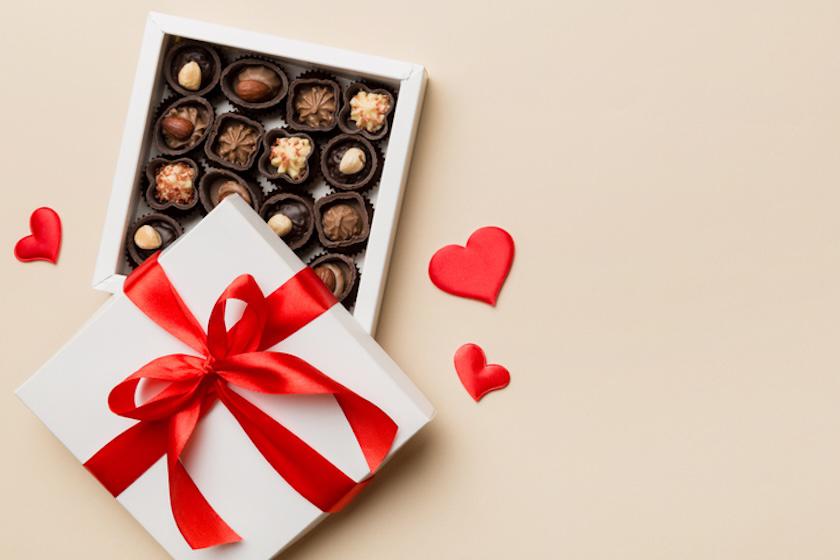赤色のリボンがかかった白いボックスにチョコレートが詰められている。