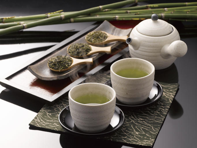 それぞれ茶匙にのせられた3種の茶葉と白い茶碗入りの2杯の緑茶と白色の急須