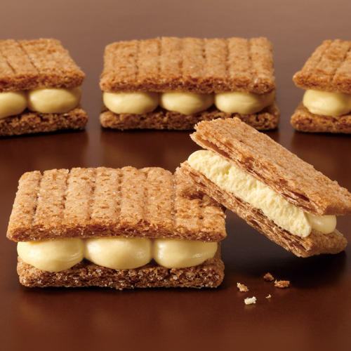 グラハムクッキーにホワイトチョコクリームを挟んだクッキーサンド