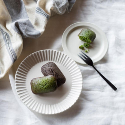 白い皿に盛られた抹茶とほうじ茶風味のフィナンシェ