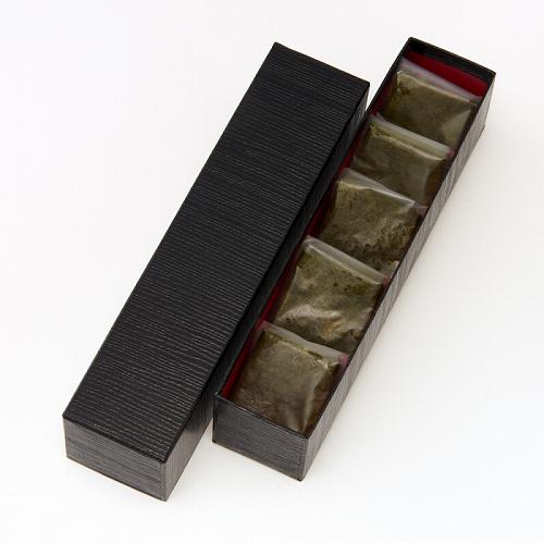 黒いパッケージ入りの「京洋菓子司 一善や」のお濃茶ブラウニー