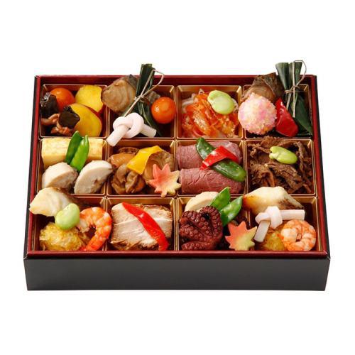 黒と赤の箱に入った京料理 美濃吉の「和風 冷凍美濃吉-101」