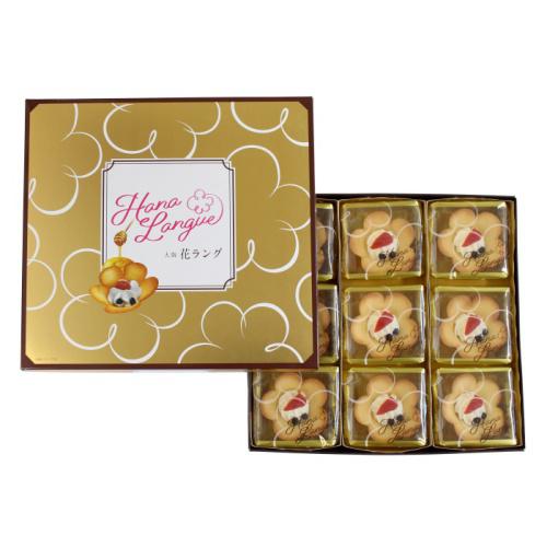 箱のなかに花の形をしたラングドシャのお菓子が詰められている