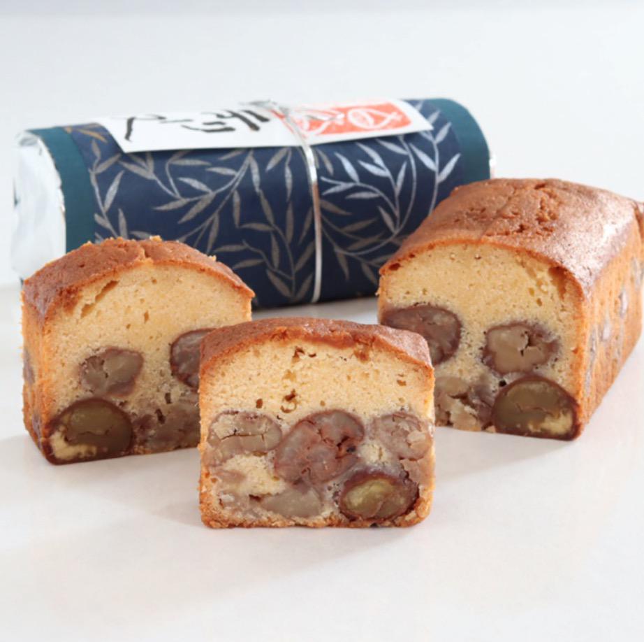 青い包みに入った1本のパウンドケーキと栗入りパウンドケーキの断面