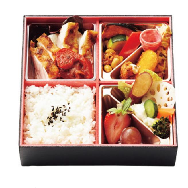 黒と赤の弁当箱に入ったグリルチキン弁当