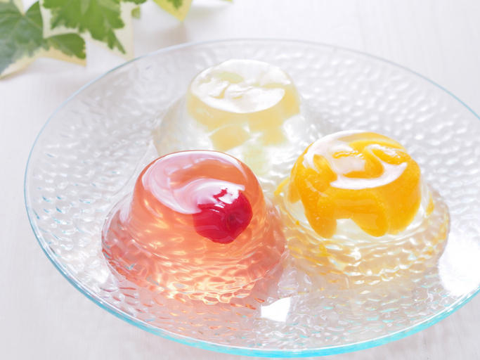 フルーツが入ったゼリーが3つお皿に盛られている。