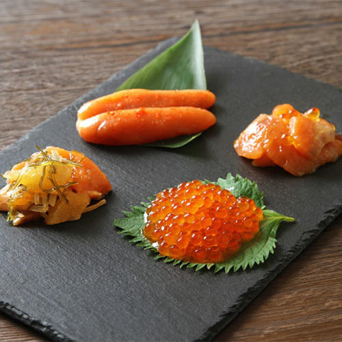 黒い皿に置かれた4種の魚介のお惣菜