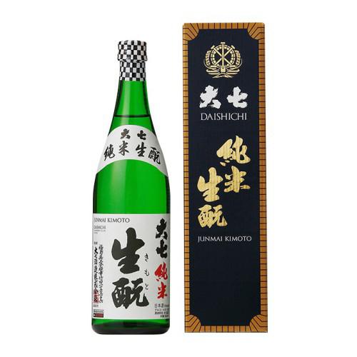 グリーンのボトル入り純米酒と黒のギフト箱