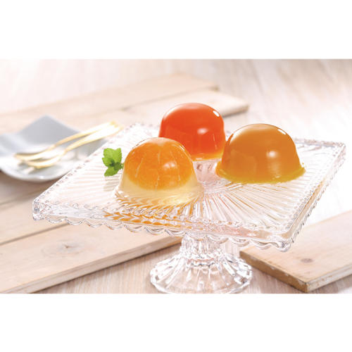 透明の皿にみかんゼリーが3つ盛られている。