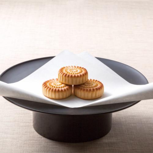 脚付きのお盆にのせた京菓子處 鼓月の焼きまんじゅう「華」