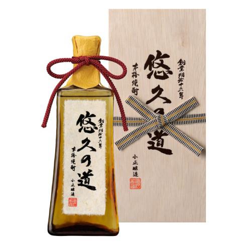 芋焼酎「悠久の道」と、その木箱が置かれている