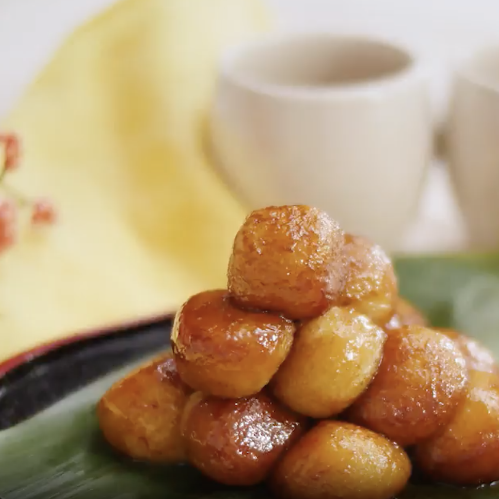 醤油で味付けがされた団子が盛り付けられている