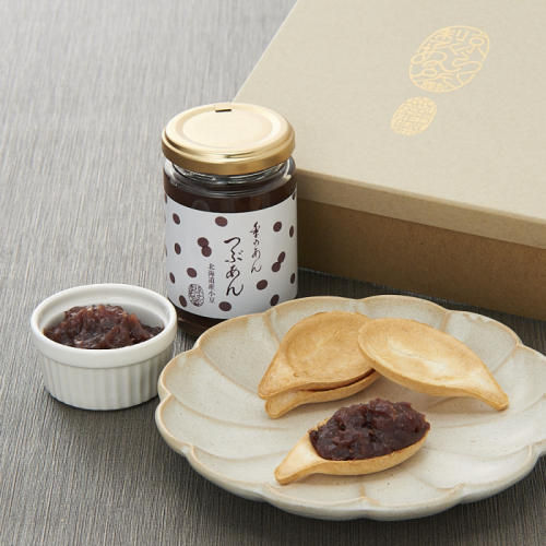 白いラベル付きの瓶に入った季のあん（つぶあん）と、丸皿に盛られたおさじパイ