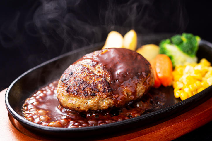ハンバーグと野菜がのった鉄板プレート。