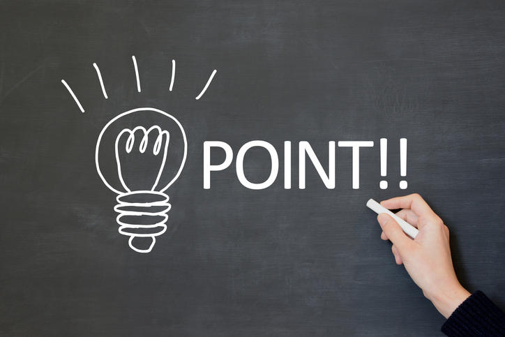 黒板に白いチョークでPOINT!!と書かれている。