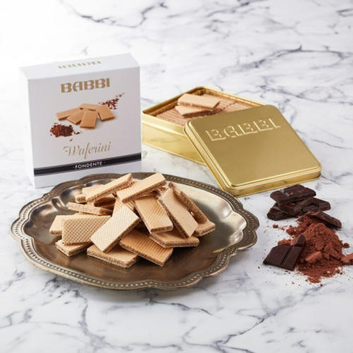 ウエハース菓子が盛られた食器と、ウエハース菓子が詰まったゴールドの缶が置かれている。