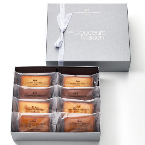 シルバーのギフト箱に入れられたフィナンシェ4種の詰め合わせ