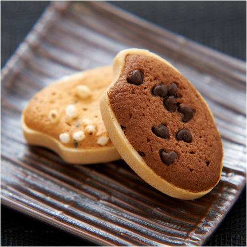 「五感」の焼き菓子「穂の一」が黒い皿にのっている