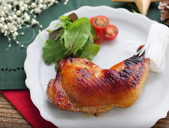 白い皿に盛られたクリスマスのローストチキンとサラダ